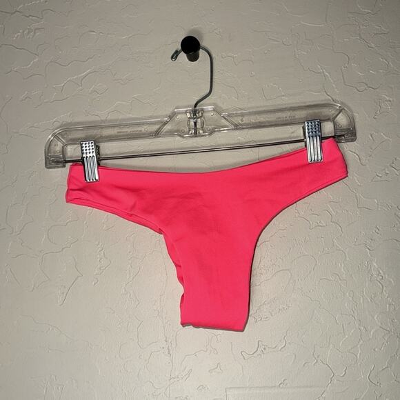 Cora’s kinis Mikonos bottoms and lanai top in hot guava bikini. - Picture 3 of 9